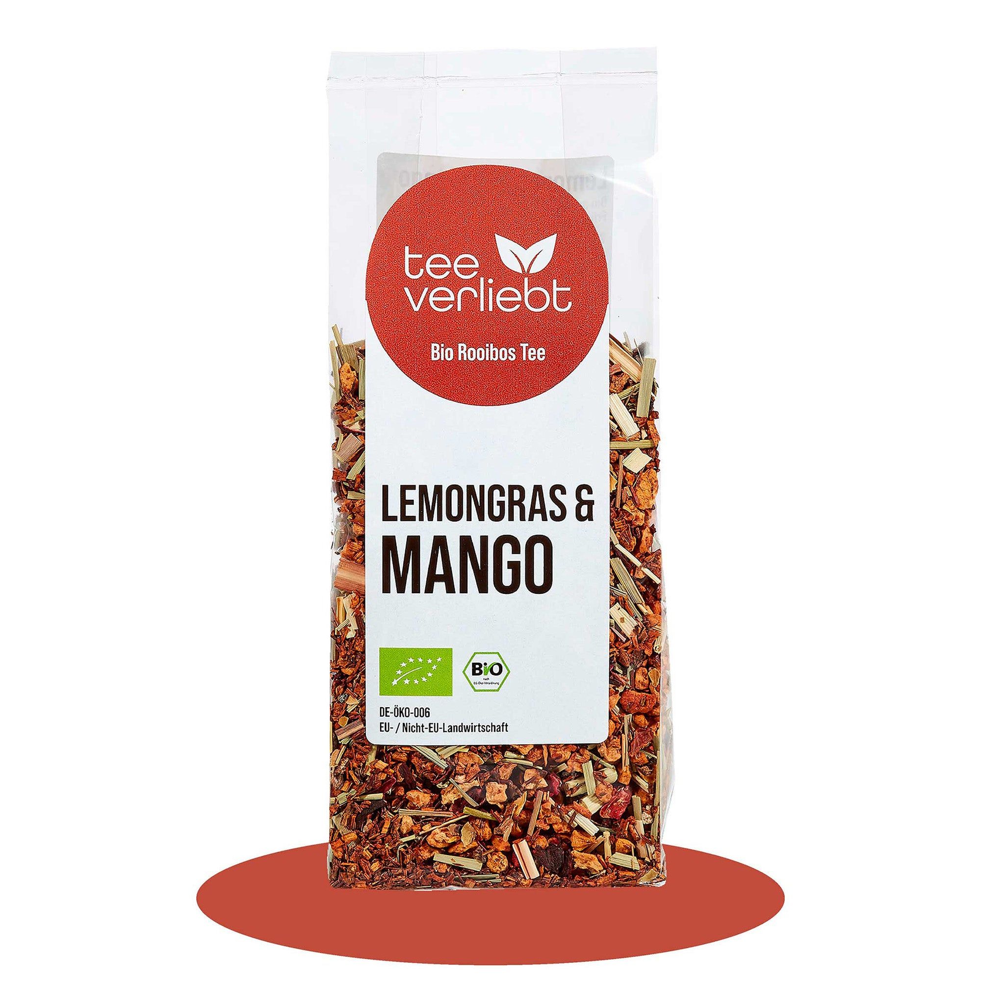 Transparente Verpackung mit losem Tee. Roter Kreis mit Logo und Schriftzug: tee verliebt. Aufschrift: Lemongras & Mango. Bio-Siegel.