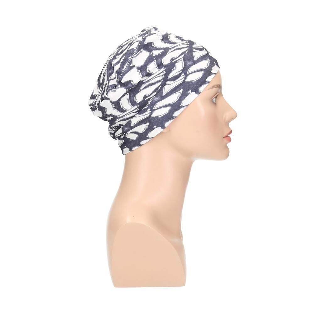 Turban in Ecru/Grau mit abstraktem Muster. Seitenansicht auf Büste.