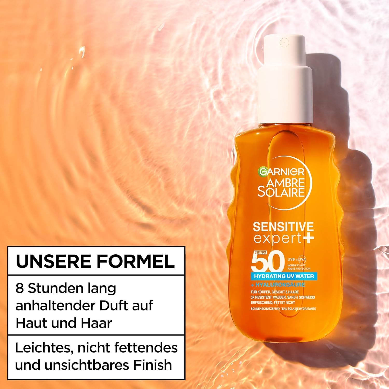 Garnier Ambre Solaire Sensitive Expert+ Sonnenspray LSF 50. Flasche vor Wasserhintergrund. Text: 8 Stunden anhaltender Duft.