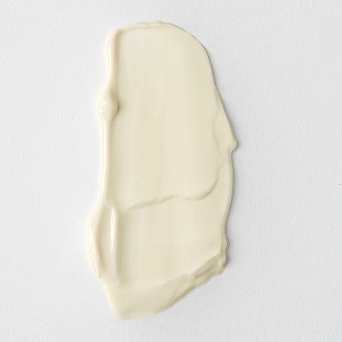 Creme-Abstrich auf weißem Hintergrund. Cremefarbene Textur. Keine weiteren Details sichtbar.