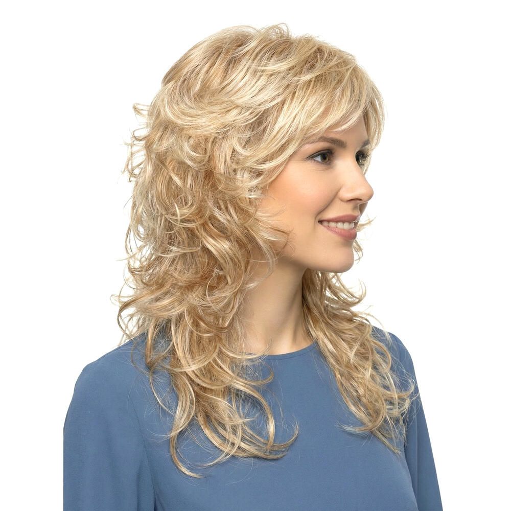 Blond gelockte Perücke. Seitenansicht einer Frau mit blauer Bluse. Die Perücke hat gewelltes Haar.