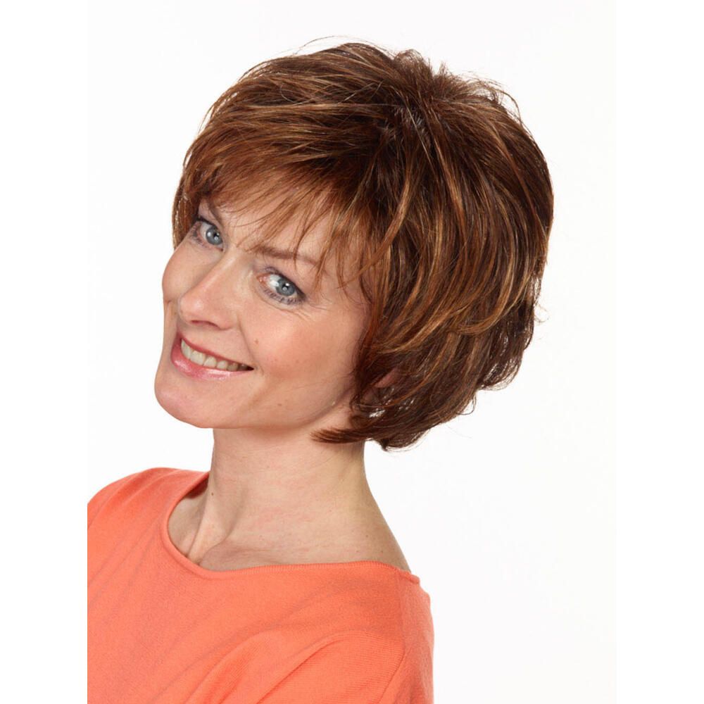 Perücke Michelle von Lofty. Kurze, braune Kunsthaarperücke mit gewellter Struktur. Frau mit leicht geneigtem Kopf.