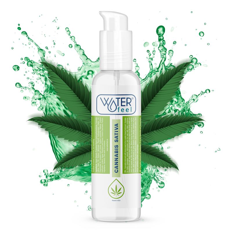 Flasche mit Sprühkopf, umgeben von grünen Blättern und Wasserspritzern. Aufschrift: Waterfeel, Cannabis Sativa.