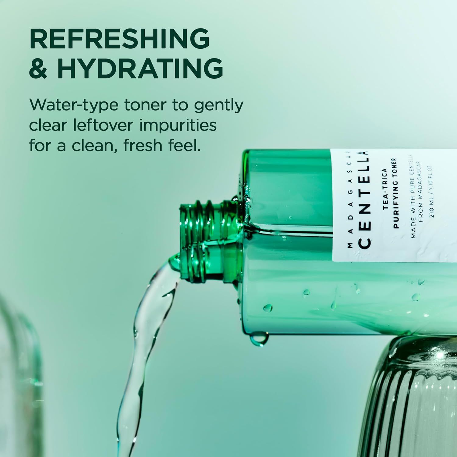 Grüne Flasche mit weißem Deckel. Flüssigkeit wird in ein Glas gegossen. Aufschrift: MADAGASCAR CENTELLA.