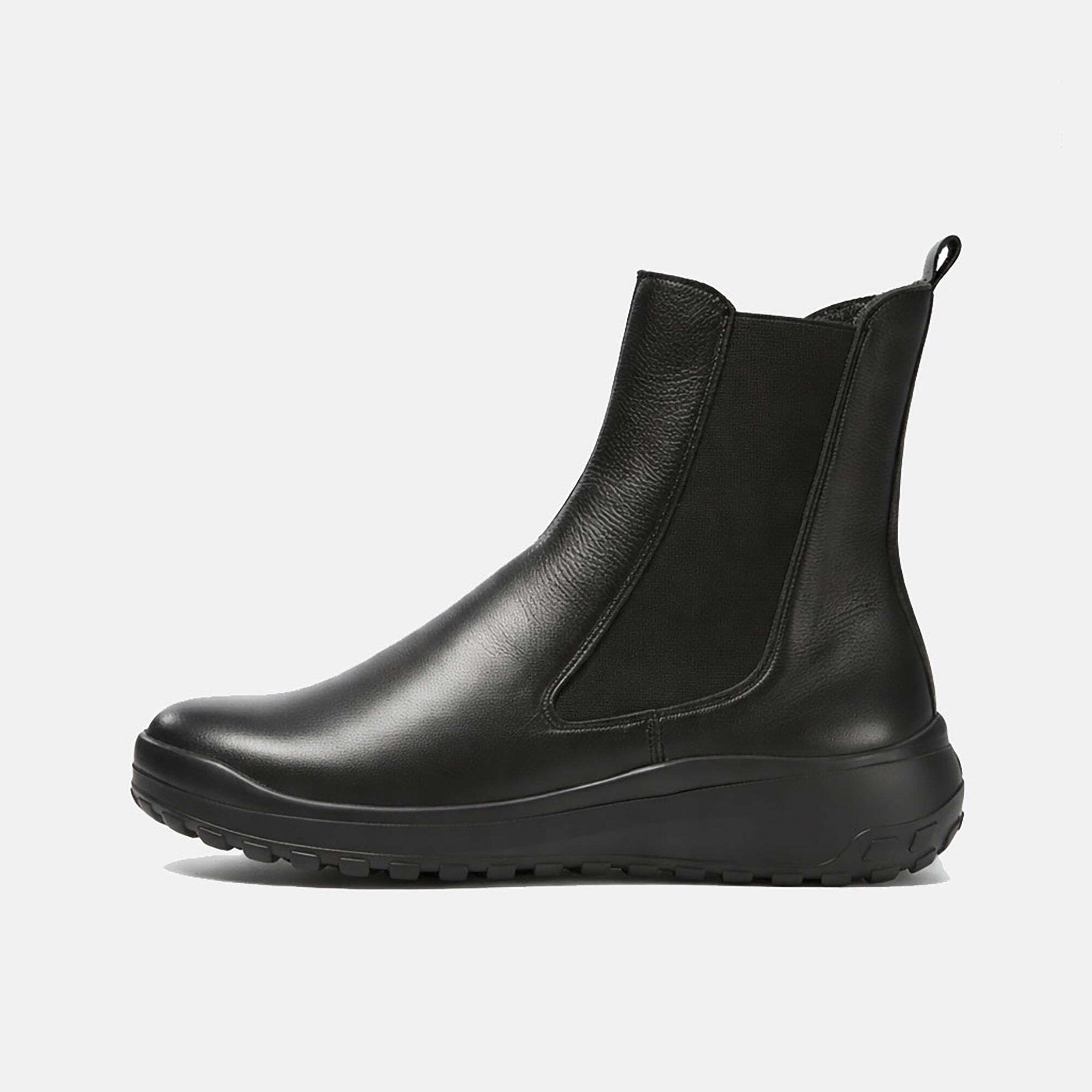 Schwarzer Leder-Chelsea-Stiefel mit elastischen Seiten und einer dicken Sohle.