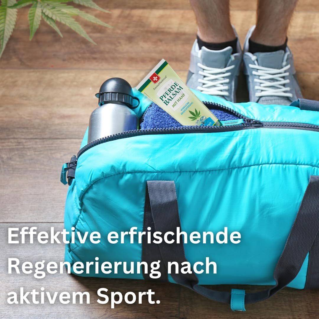 Tube mit Produktnamen und Logo. Enthält Hanf und 25 Kräuter. Kühlend. In einer Sporttasche.