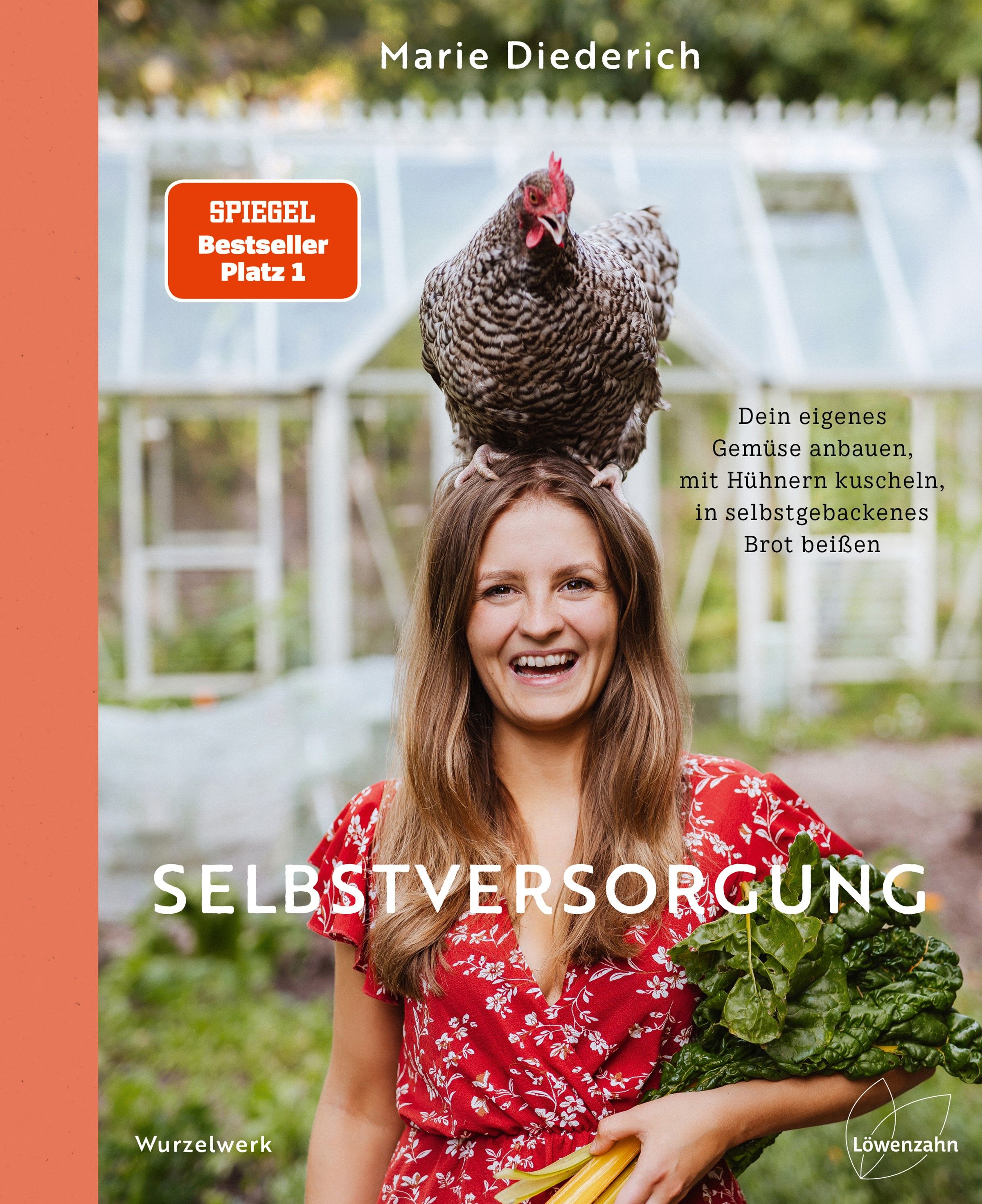 Buchcover mit Titel SELBSTVERSORGUNG. Frau mit Huhn auf dem Kopf, Gemüse haltend. Text: Gemüse anbauen, mit Hühnern kuscheln, Brot beißen.
