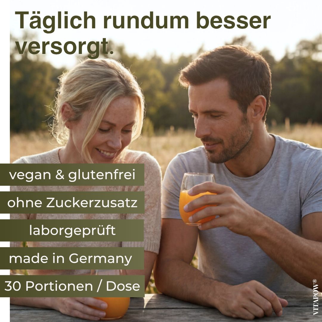Ein Mann und eine Frau trinken Saft. Text: vegan & glutenfrei, ohne Zuckerzusatz, laborgeprüft, made in Germany, 30 Portionen.