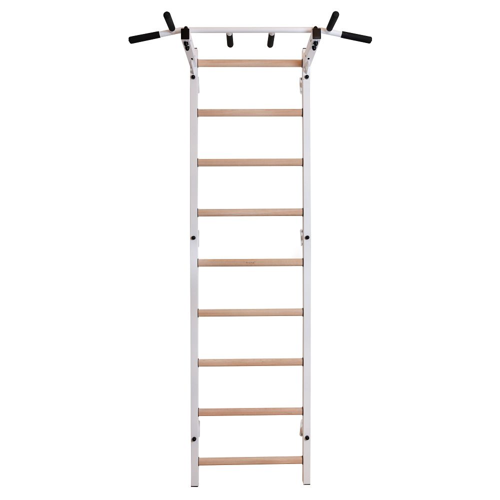 Sprossenwand mit Klimmzugstange. Weißes Metallgestell, Holzsprossen. Oben Klimmzugstange mit Griffen.