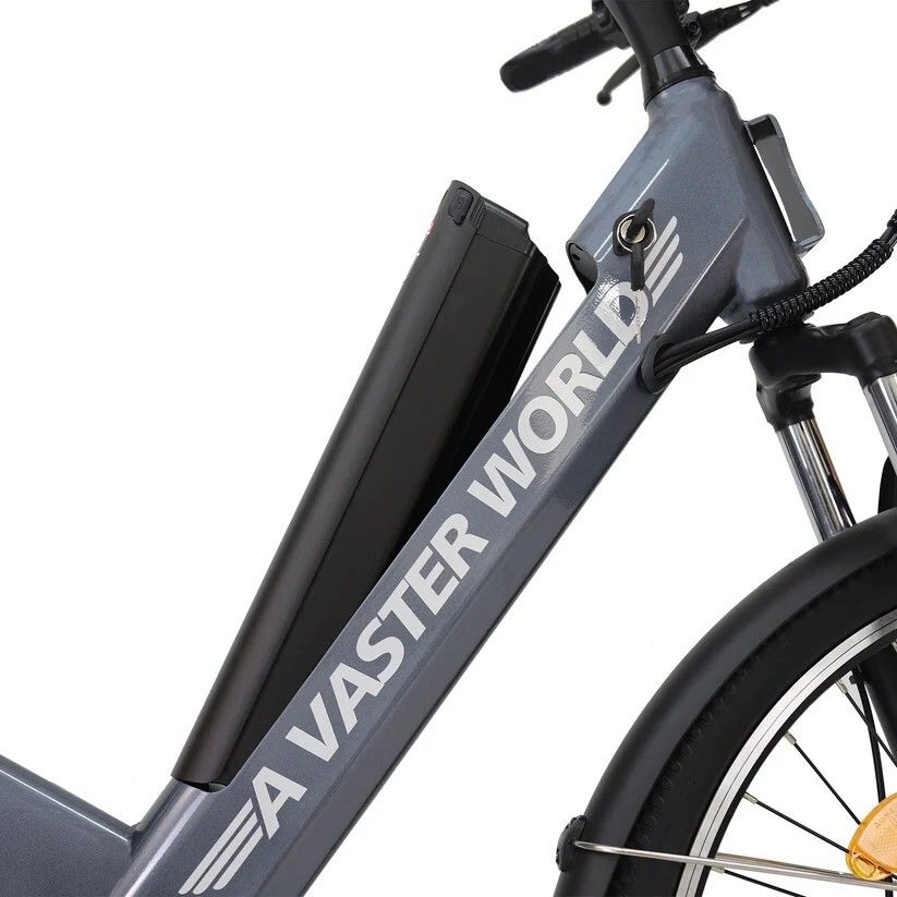 Nahaufnahme des Rahmens eines grauen Elektrofahrrads.  Akku, Schriftzug 'A VASTER WORLD'.