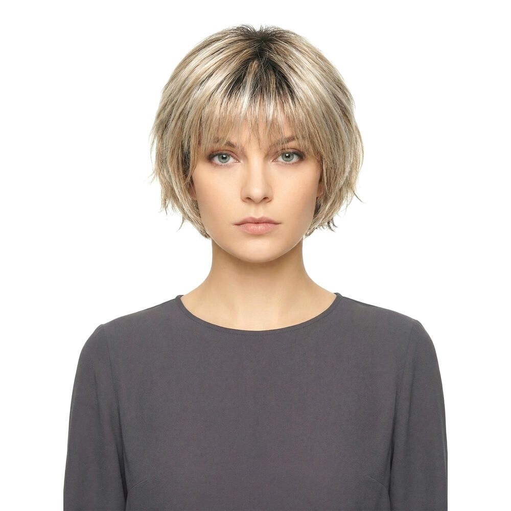 Kurzhaarperücke mit Pony. Blond-aschfarbenes Haar mit dunklerem Ansatz. Frontale Ansicht einer Frau.