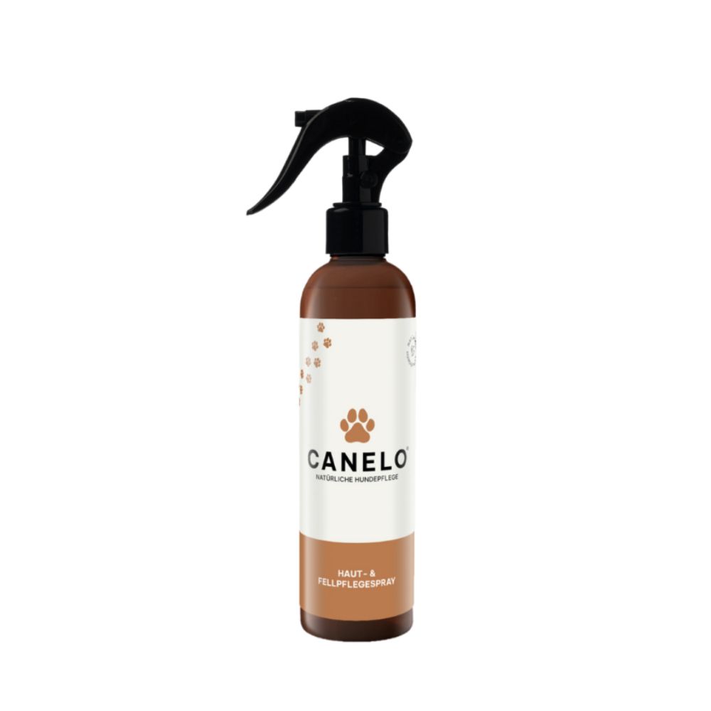Braune Sprühflasche mit schwarzem Sprühkopf. Aufschrift CANELO und Pfotenabdruck-Logo. Text: Haut-& Fellpflegespray.