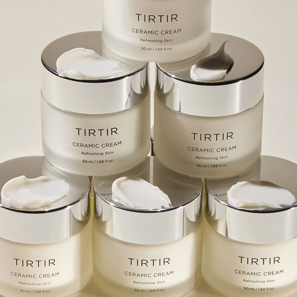Mehrere Tiegel "TIRTIR CERAMIC CREAM" gestapelt. Einige haben Creme auf dem Deckel.
