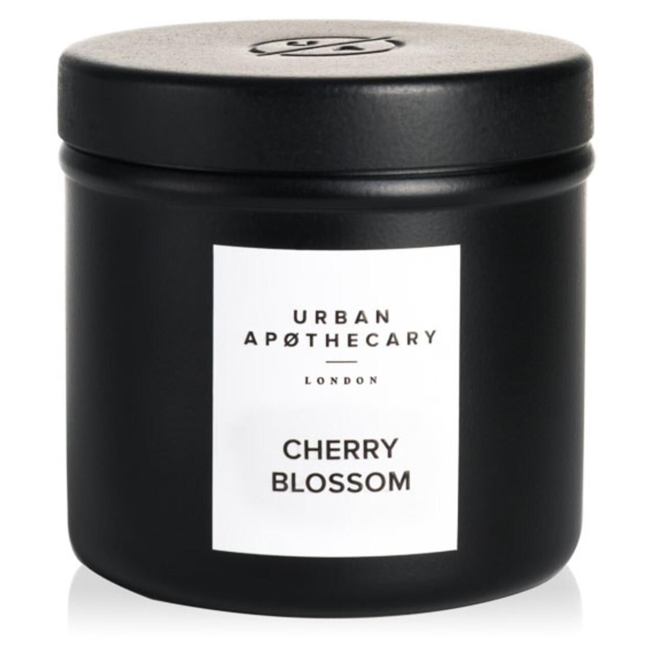 Schwarze Kerze mit Deckel. Weißes Etikett mit "Urban Apothecary London" und "Cherry Blossom".