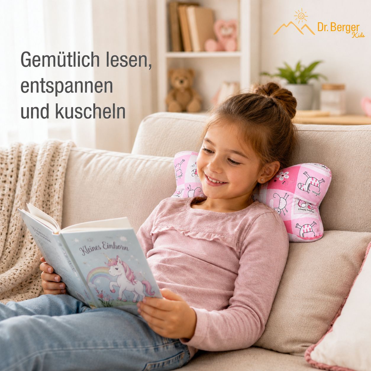 Kind liest auf Sofa mit Dr. Berger Leseknochen im Nacken. Rosa Tiermotiv.
