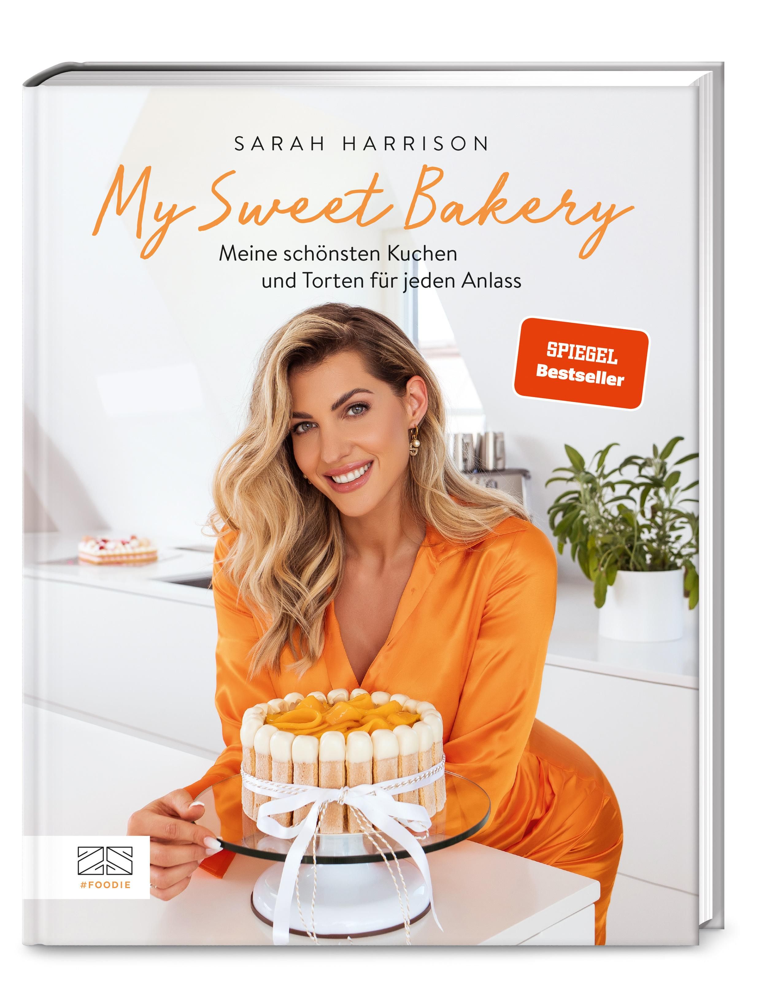 Buchcover: "My Sweet Bakery" von Sarah Harrison. Frau mit Kuchen. "Spiegel Bestseller"-Aufkleber.