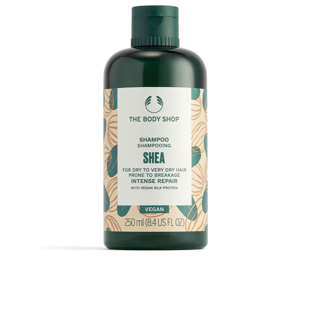 Grüne Shampoo-Flasche mit Etikett. Aufschrift: Shea, The Body Shop, Vegan. Für trockenes Haar. 250 ml.