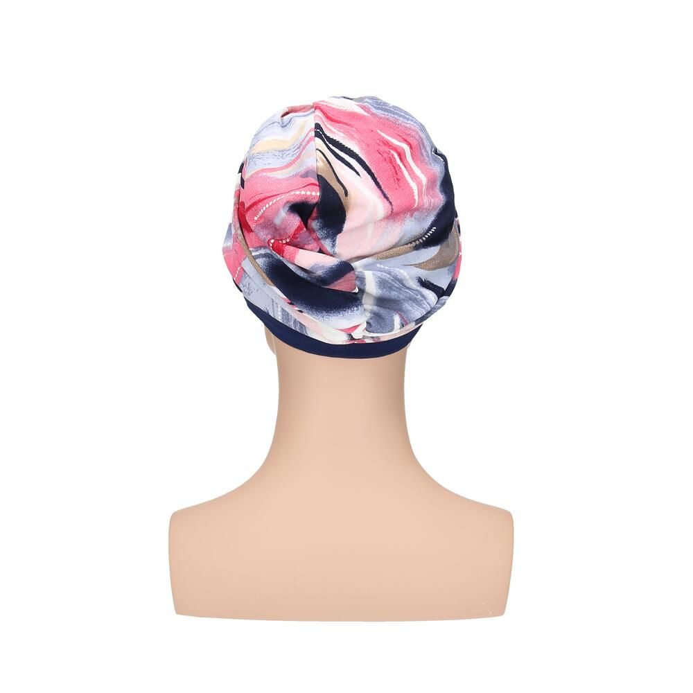 Turban mit floralem Muster auf einem Schaufensterkopf. Blauer Rand und farbenfrohes Design. Rückansicht.