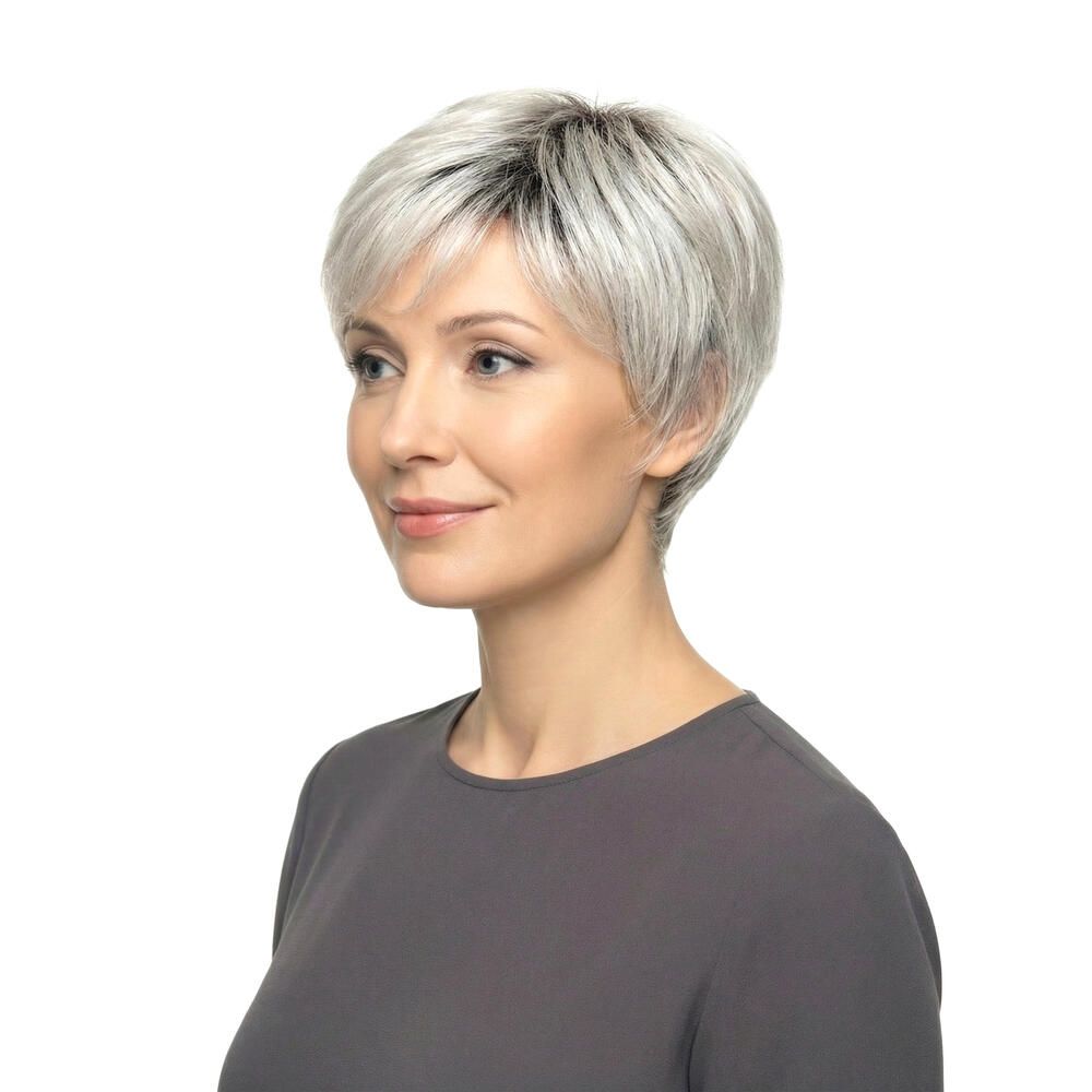 Kurzhaarperücke, grau-meliert, mit Pony. Frau trägt graues Oberteil. Blick nach rechts.