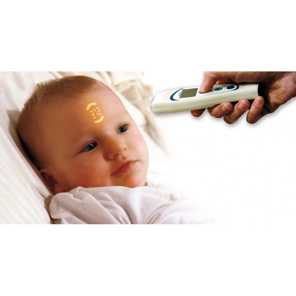 Infrarot-Thermometer misst die Temperatur eines Babys. Auf der Stirn des Babys wird ein Wert angezeigt. Das Thermometer wird von einer Hand gehalten.