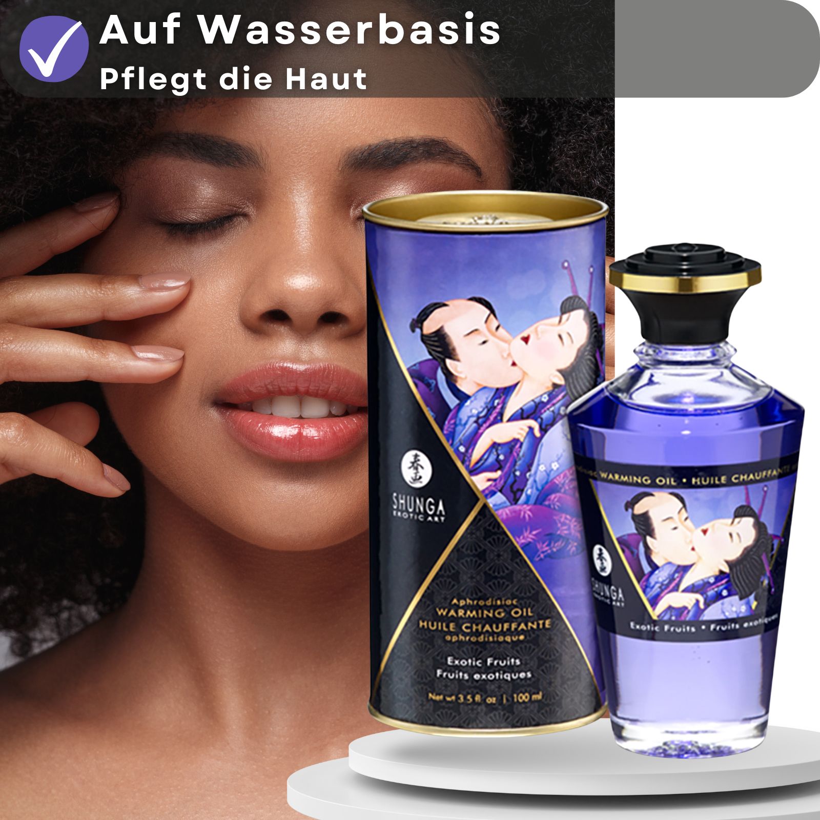 Produkt mit Text: Auf Wasserbasis, pflegt die Haut. Flasche und Dose mit Etikett. Abbildung: küssendes Paar. Frau berührt Gesicht.