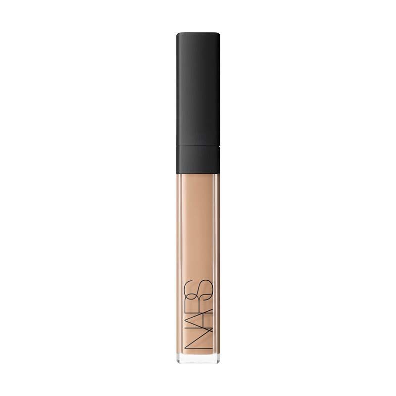 Beige Concealer-Tube mit schwarzem Deckel. Der Name "NARS" ist vertikal auf dem Behälter aufgedruckt.