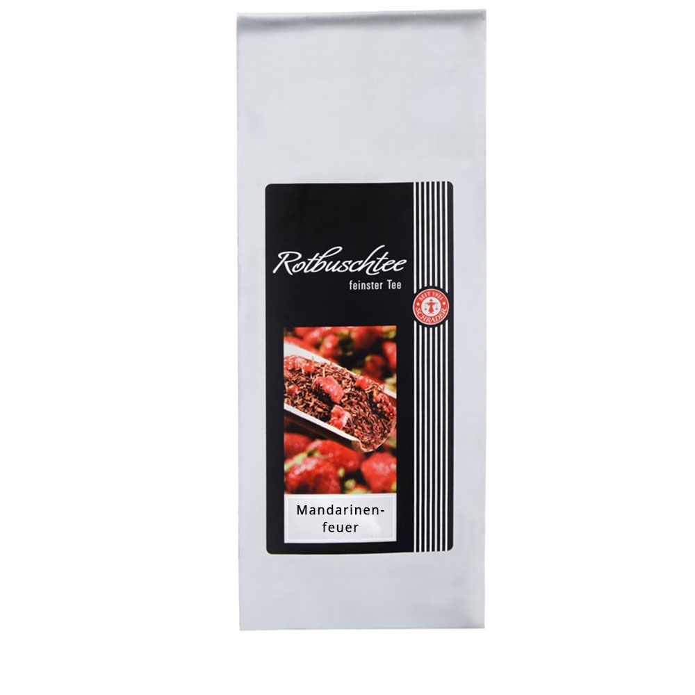 Verpackung mit schwarzem Etikett. Aufschrift: Rotbuschtee, feinster Tee, Mandarinenfeuer. Rotes Produktbild.