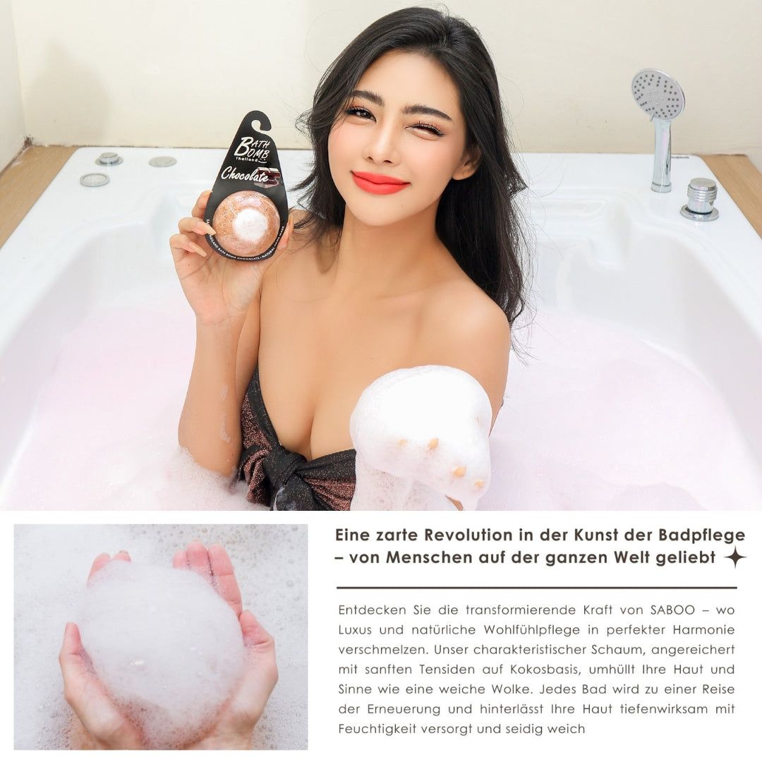 Frau in Badewanne mit Schaum. Produktetikett: Bath Bomb Chocolate. Text: Saboo. Logo: Natural Handmade Soap & Body Care.
