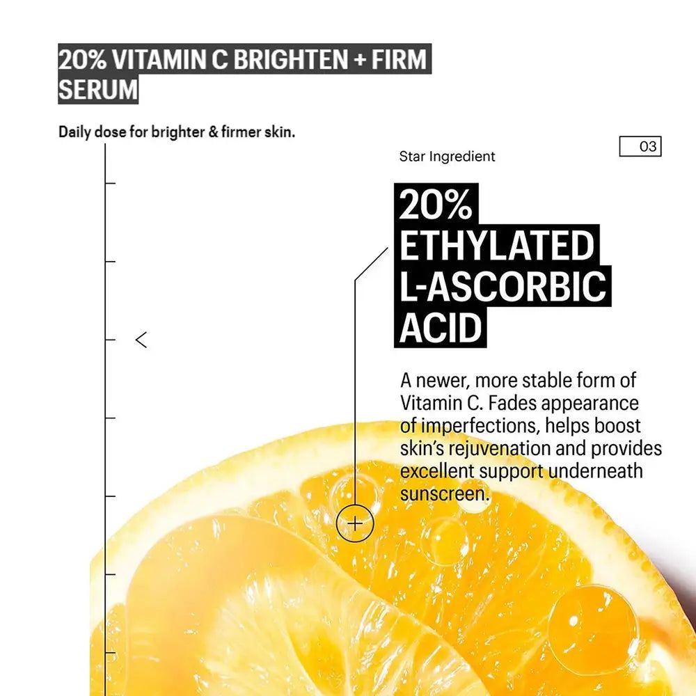 Nahaufnahme einer Texttafel mit Informationen über ein Vitamin C Serum. Enthält 20% Ethylated L-Ascorbic Acid. Text über Vorteile und Anwendung.