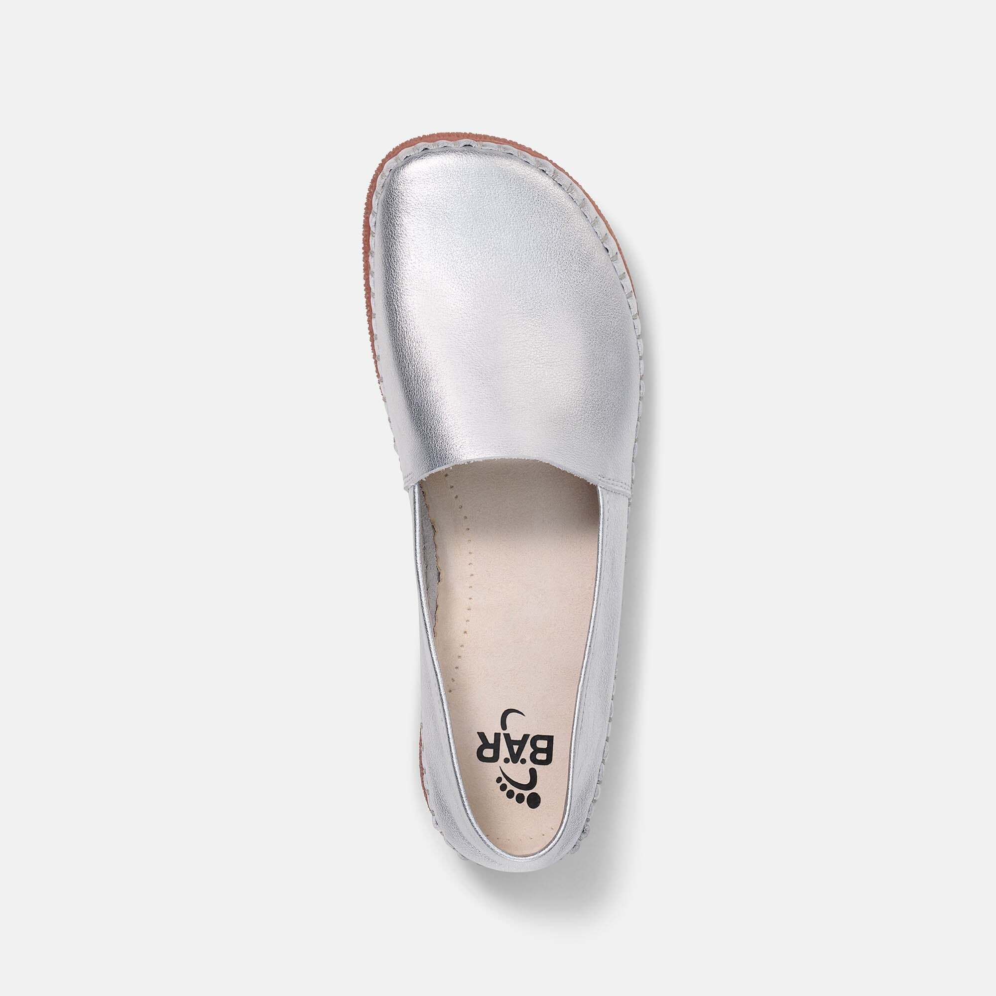 Oberansicht eines silbernen Unisex-Slippers mit breiter Passform. Logo BÄR sichtbar.