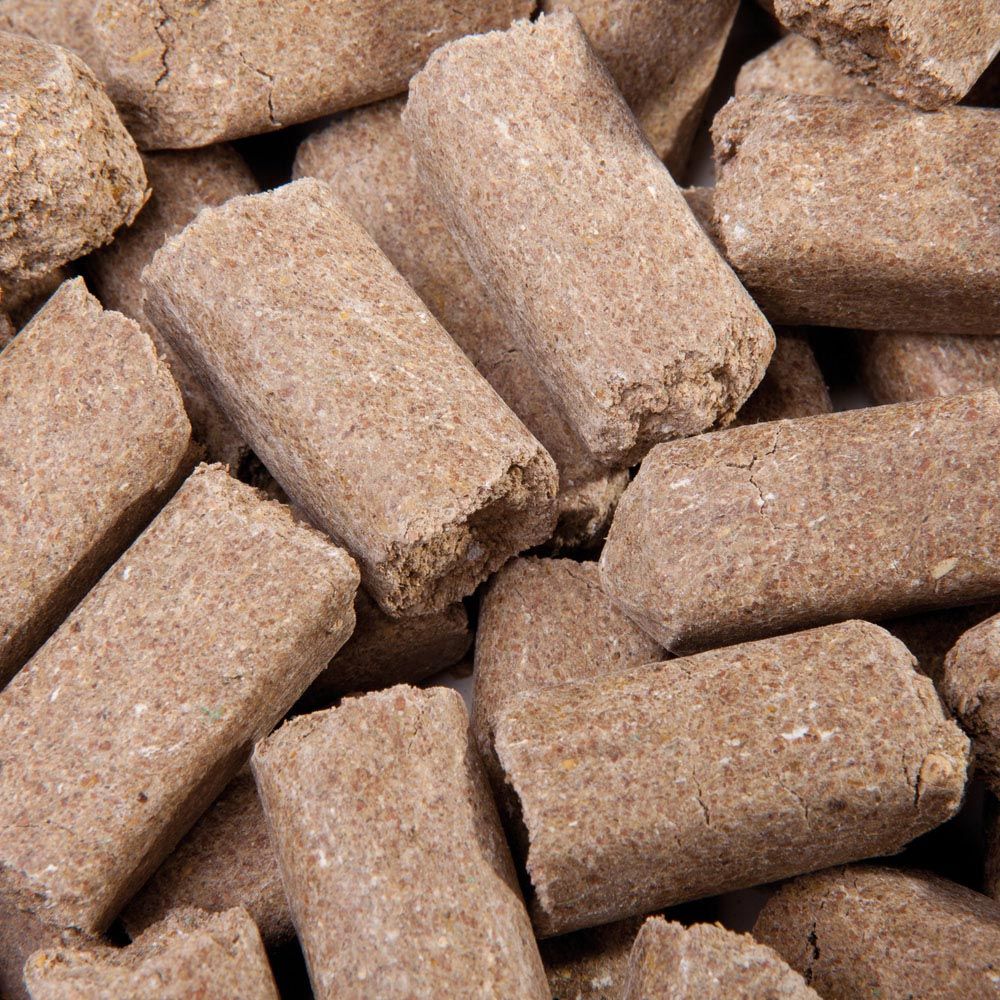Nahaufnahme von Eggersmann Mineral Bricks, zylindrischen Pellets aus braunem Material.