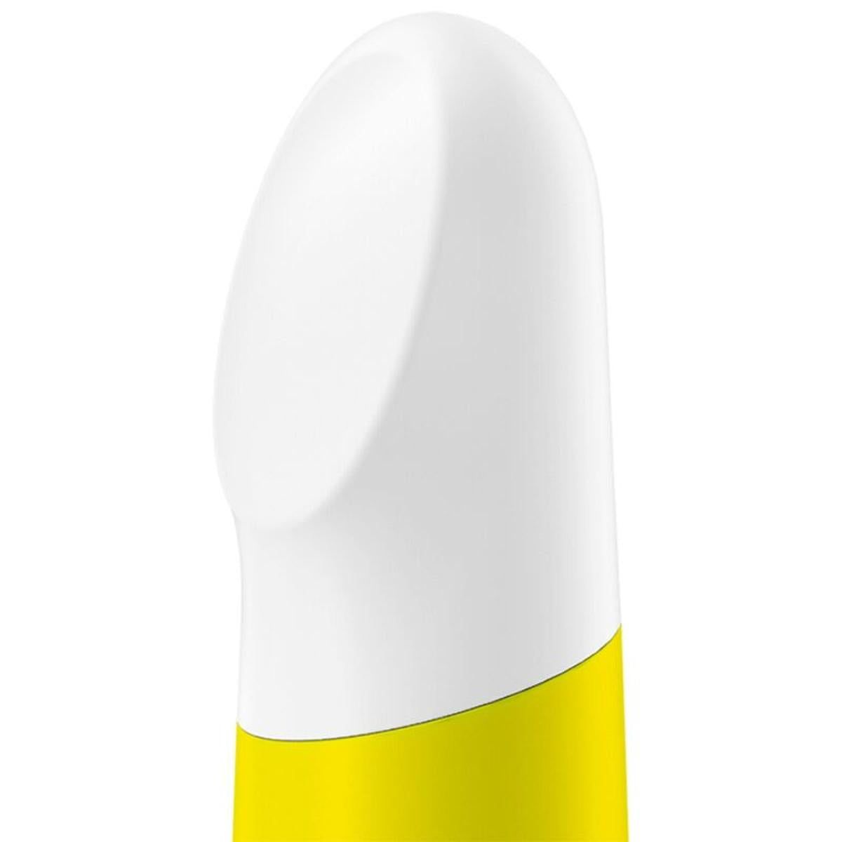 Nahaufnahme der weißen Spitze eines gelben Vibrators. Abgerundete Form, schräge Öffnung.