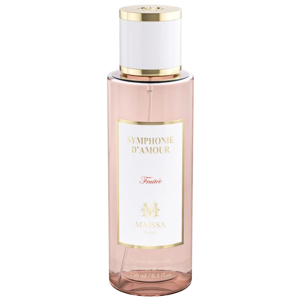 Rosa Flüssigkeit in einer Sprühflasche. Weißes Etikett mit goldener Schrift: Symphonie d'Amour, Fruité, Maison Maïssa Paris.