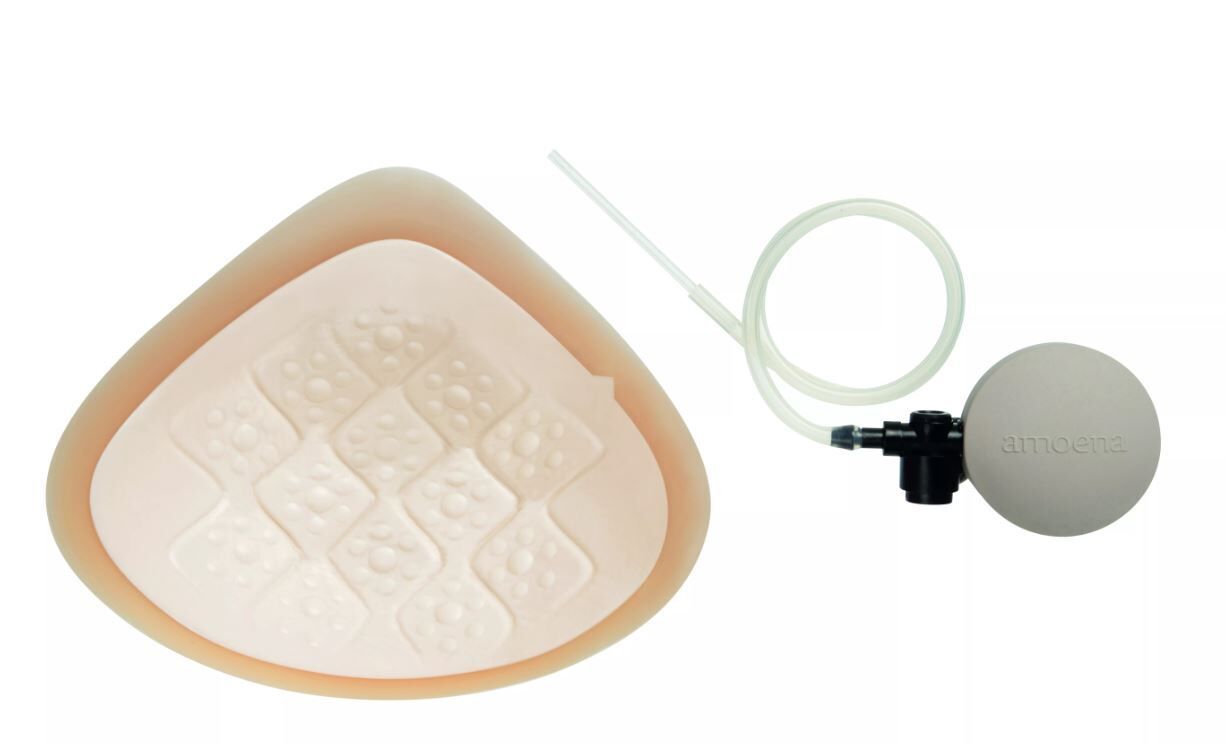 Ausgleichsepithese mit Luftkammern und Pumpe. Beige, dreieckig. Pumpe mit Logo.
