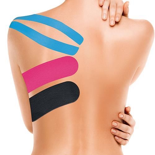Rücken mit drei farbigen Physio-Tapes: blau, pink, schwarz. Tapes angebracht. Keine weitere Details.