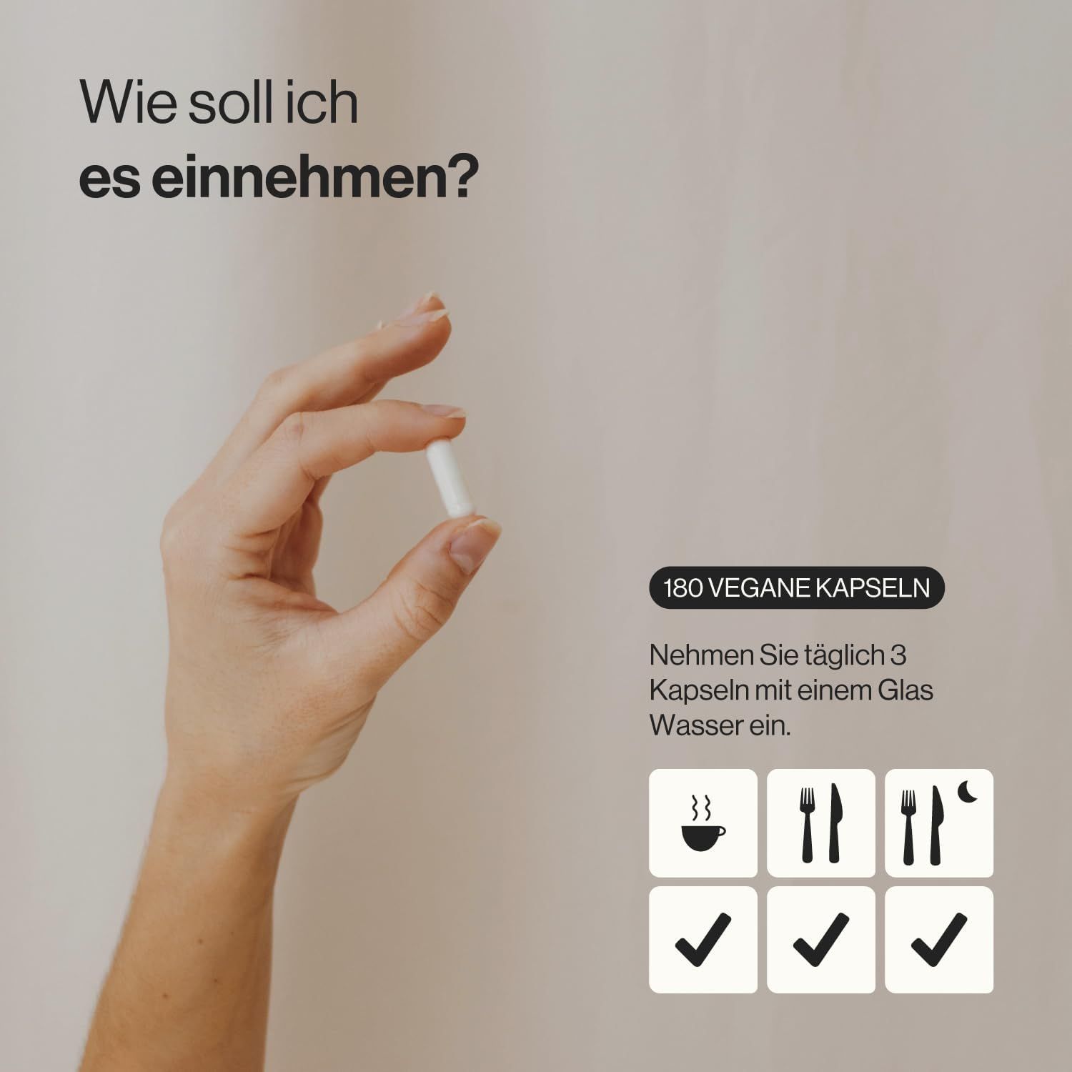 Hand hält weiße Kapsel. Text: 180 vegane Kapseln. Einnahme: 3 Kapseln täglich mit Wasser. Symbole: Tasse, Gabel, Messer, Mond, Häkchen.