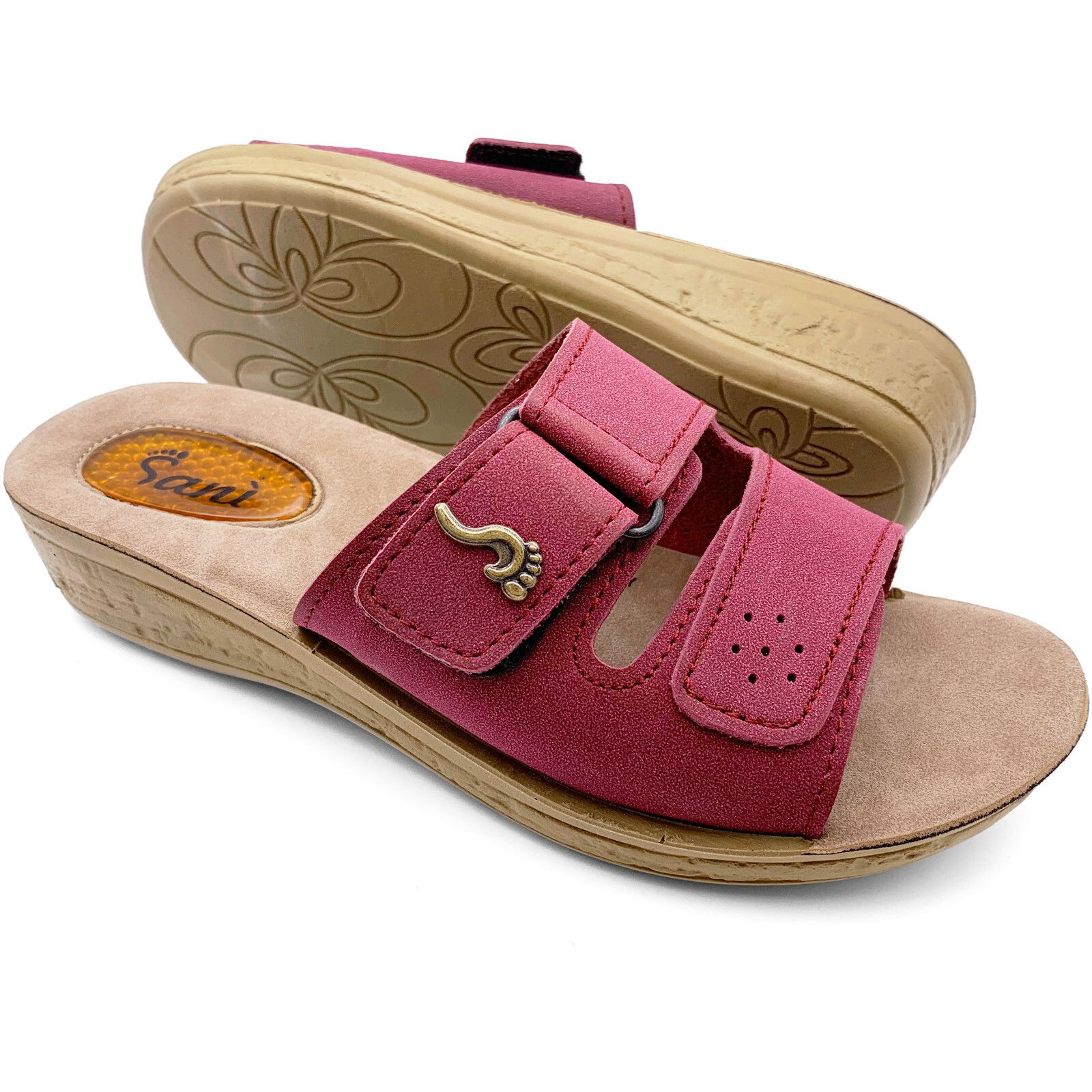 Sandalo rosso con chiusura a strappo. Marchio Sani. Suola beige. Soletta con logo impronta. Cinghie regolabili.