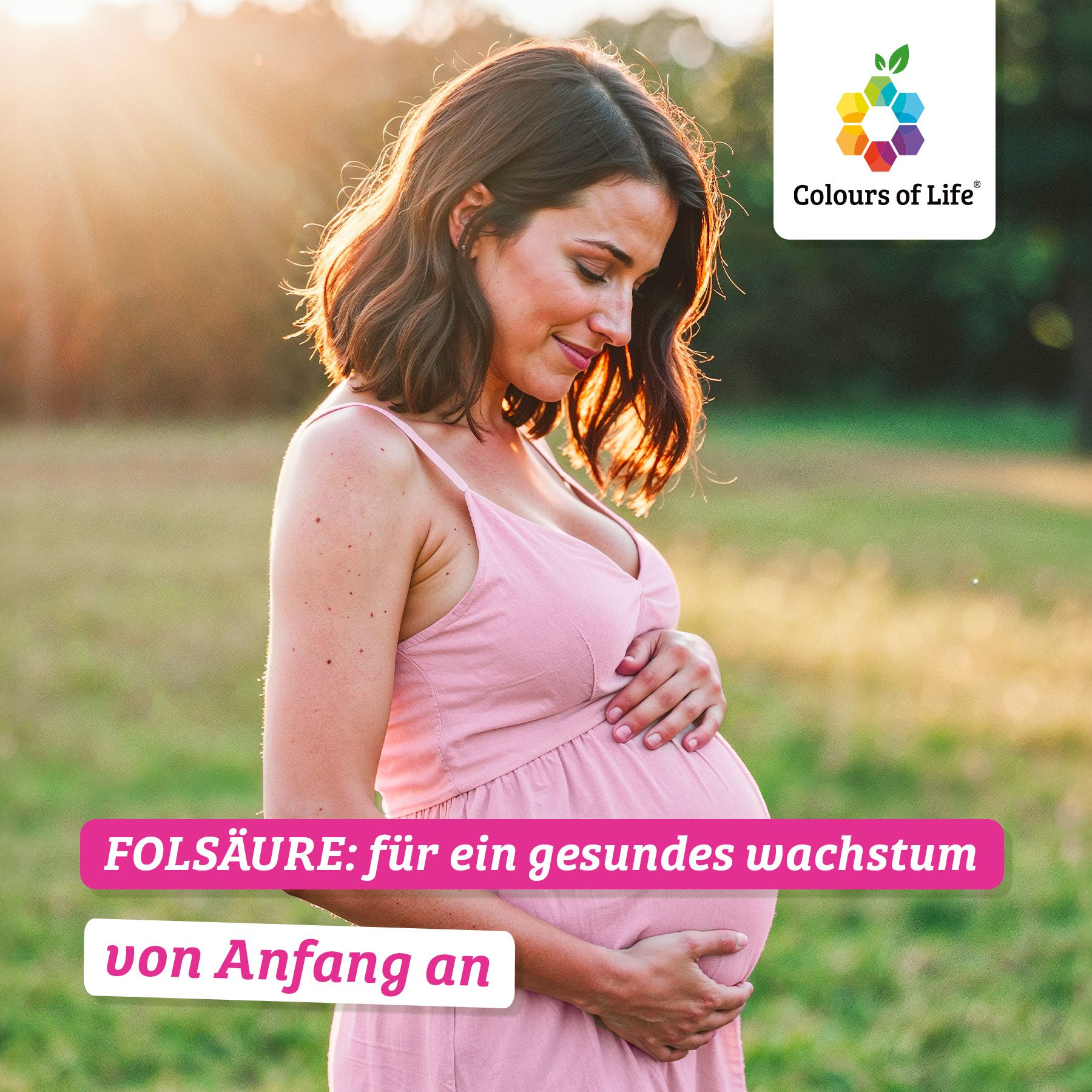 Eine schwangere Frau im Freien, die ihren Bauch hält. Text: Folsäure: für ein gesundes Wachstum von Anfang an. Farben: Grün, Pink.