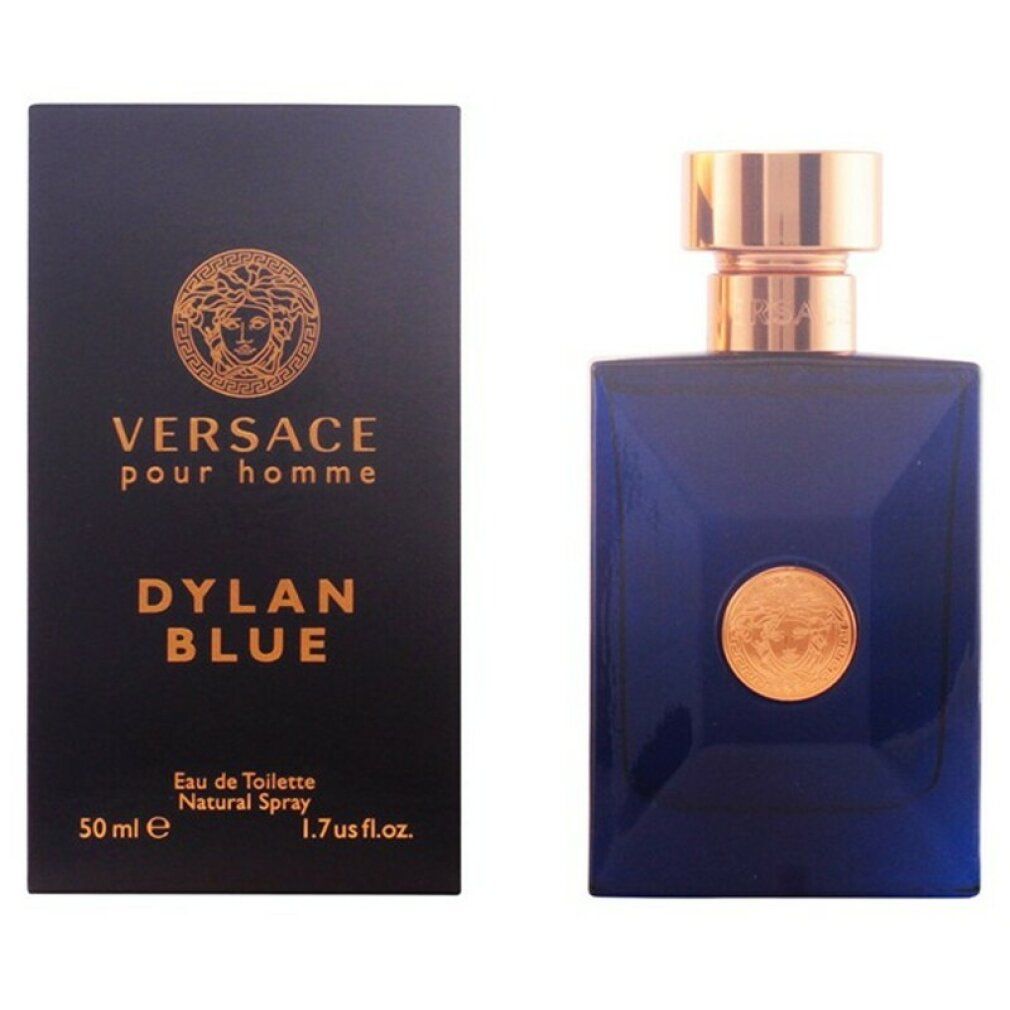 Blaues Parfümflakon und Schachtel. Goldfarbene Kappe. Aufschrift: Versace pour homme Dylan Blue. Medusa-Logo.
