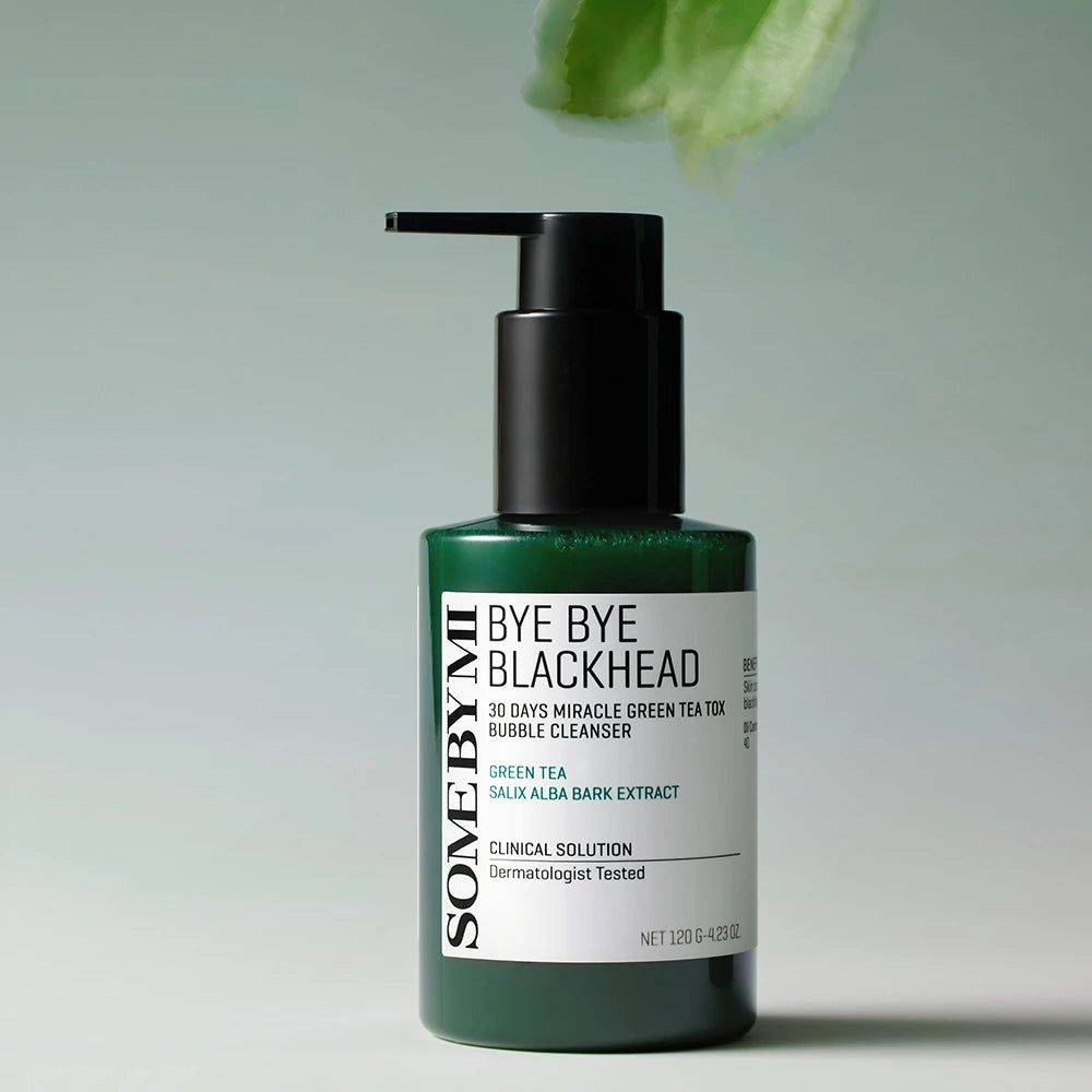 Grüne Flasche mit schwarzem Pumpkopf. Aufschrift: Bye Bye Blackhead, SOMEBYMI. Enthält Green Tea und Salix Alba Bark Extract. Dermatologisch getestet.