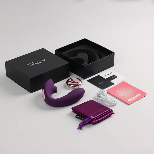 Produktverpackung mit Vibrator, Fernbedienung, Beutel, Kabel und Anleitungen. Schwarze Box mit Logo.