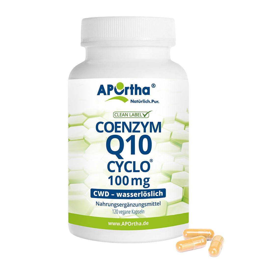 Weiße Flasche mit APOrtha® Coenzym Q10 Kapseln. Aufschrift: Coenzym Q10 Cyclo 100 mg, CWD-wasserlöslich. Daneben 3 Kapseln.