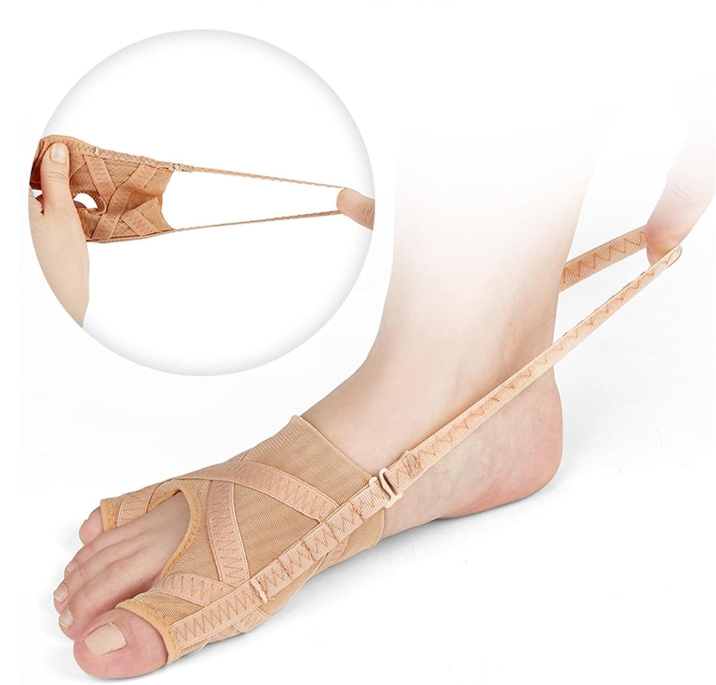 Fuß mit beige Hallux Valgus Korrektor. Der Korrektor wird gedehnt. Beige, mit Riemen.