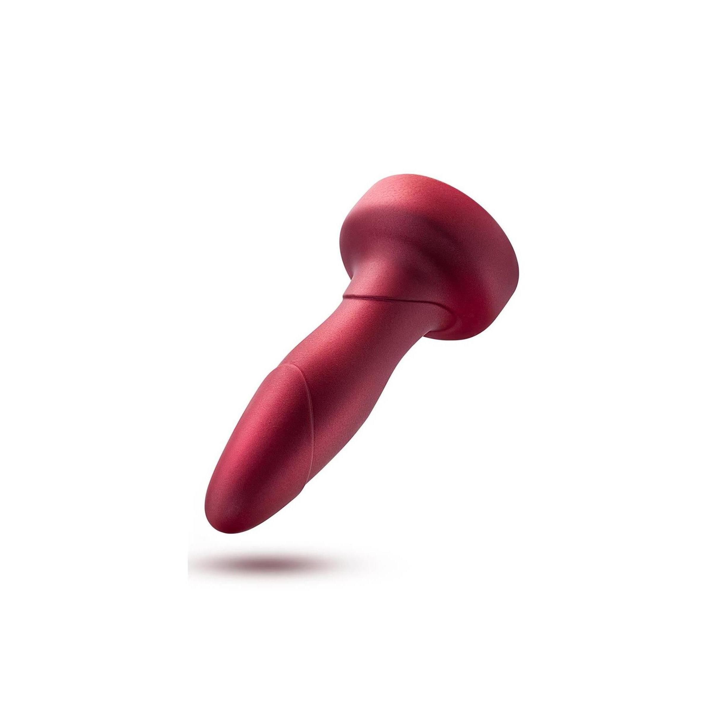 Roter Analplug, konische Spitze, breite Basis, leicht geneigt. Glatte Oberfläche mit spiralförmiger Rille. Auf weißem Hintergrund.