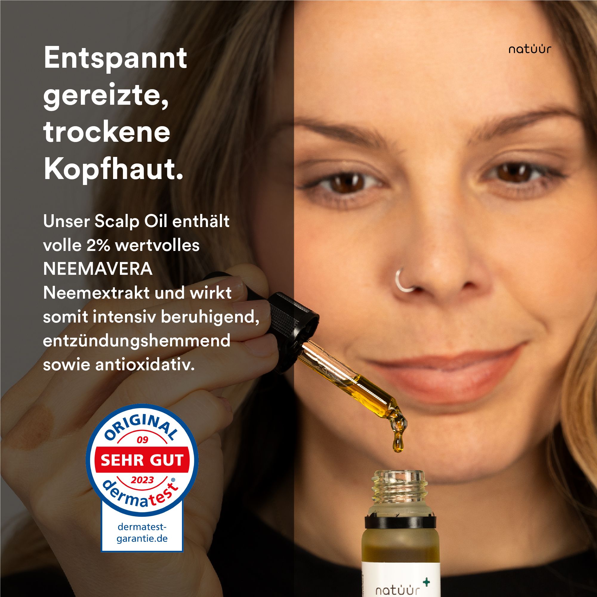 Frau mit natüür Scalp Oil. Produkt und Pipette in der Hand. Dermatest-Siegel.