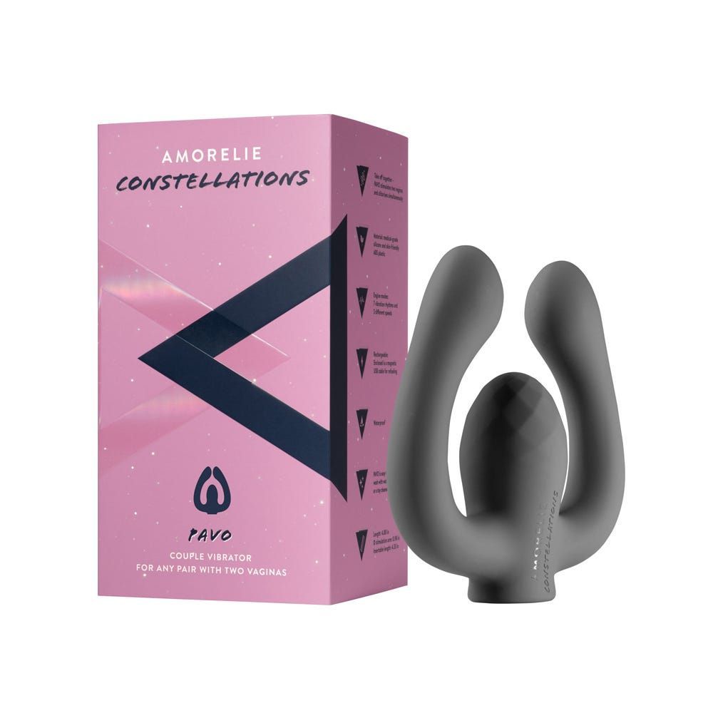 Grauer Vibrator neben einer rosa Verpackung. Auf der Verpackung steht AMORELIE Constellations Pavo und der Hinweis auf einen Paar-Vibrator.