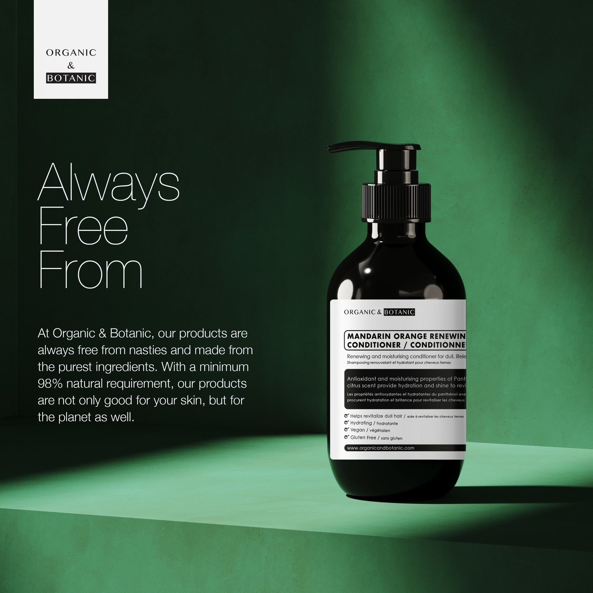 Braune Flasche mit schwarzem Pumpkopf. Etikett mit Produktinformationen: Mandarin Orange Renewing Conditioner. Marke: Organic & Botanic. Auf grünem Hintergrund.