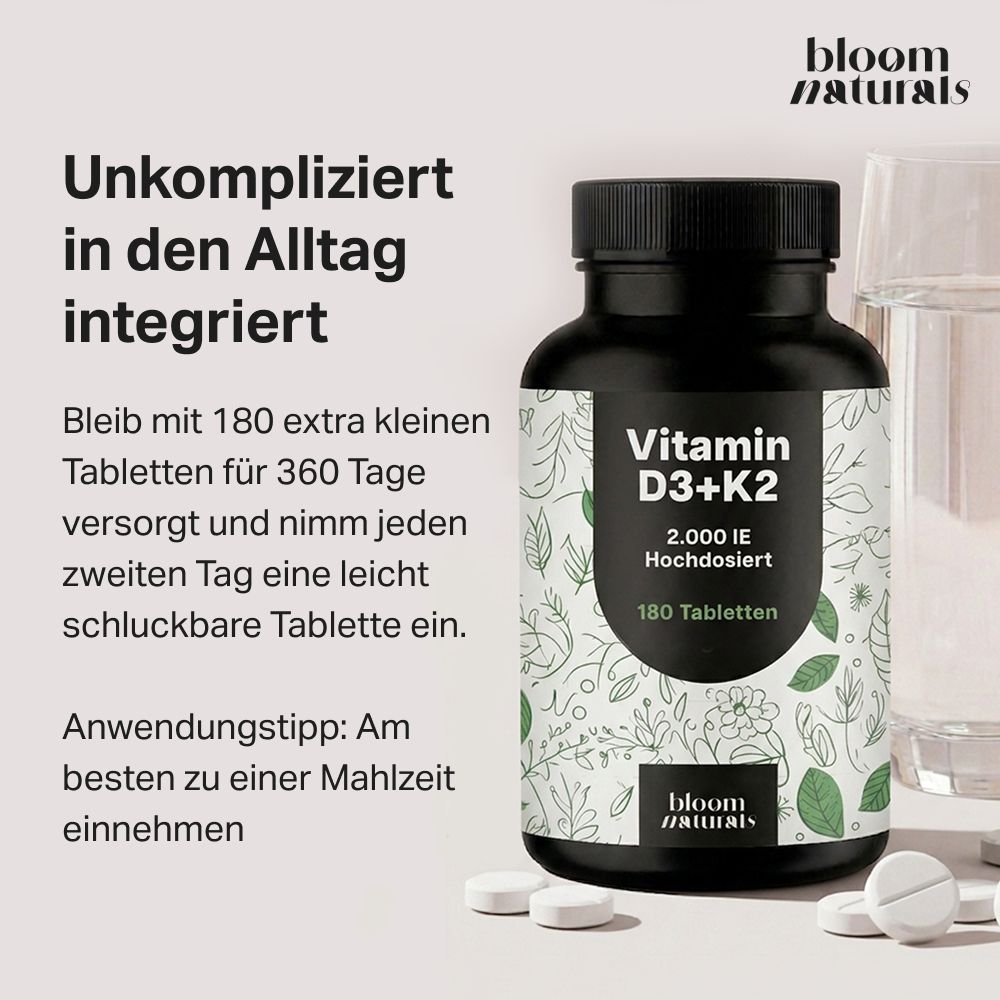 Flasche Vitamin D3+K2, 180 Tabletten, 2000 IE. Daneben liegen Tabletten und ein Glas Wasser. "Unkompliziert in den Alltag integriert".
