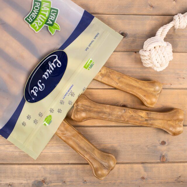 Kauknochen neben einer Verpackung. Aufdruck: Lyra Pet, Lyra Nature Power.