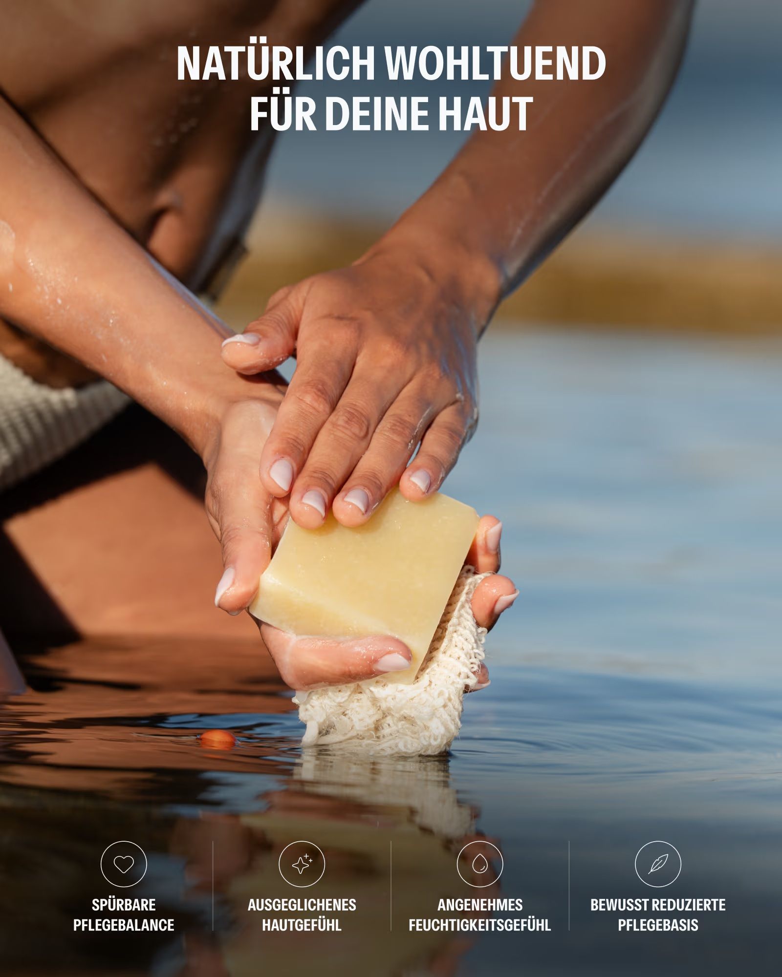 Hände halten SOURCE LAB Pflegeseife mit Peelingbeutel im Wasser.